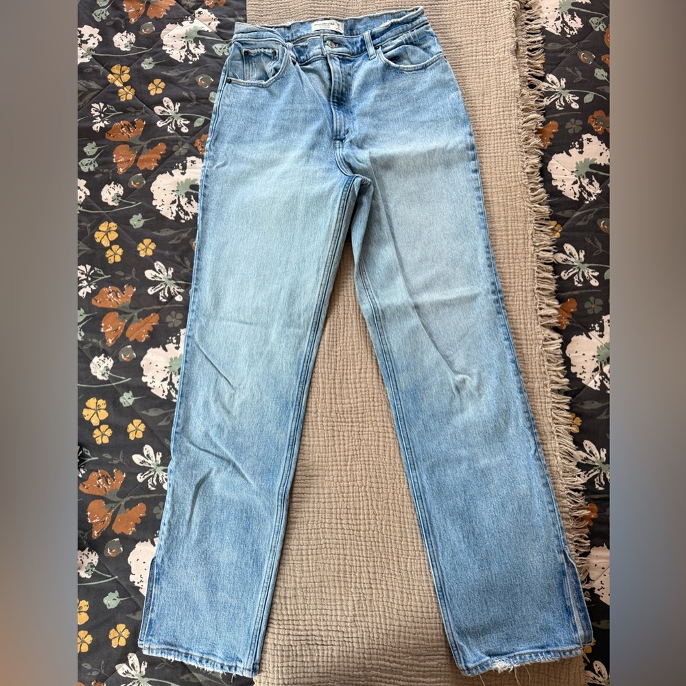 A&F 90s Ultra High Rise Straight Jean